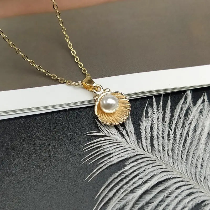 Shell Pearl Pendant - Gold/Silver